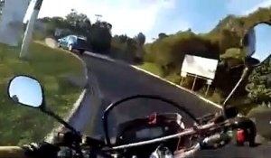 Un motard de la police roule à toute vitesse pour sauver un bébé qui s'étouffe (Brésil)