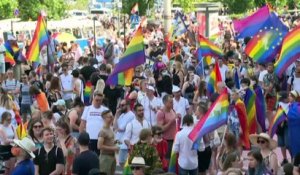 Pologne : des milliers de personnes participent à la Gay Pride de Varsovie