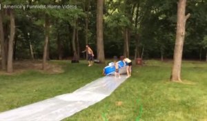 Des enfants découvrent les joies de la piscine... Adorable !