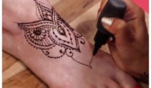 Vidéo tatouage jagua sur le pied par Yael Tatoo