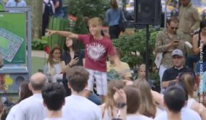 Un flashmob qui demande la participation des passants