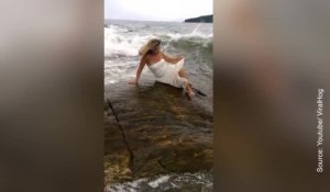 Cette femme avait décidé de poser sur un rocher telle une sirène...