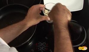 Oeufs au plat : technique en vidéo pour des oeufs au plat réussis