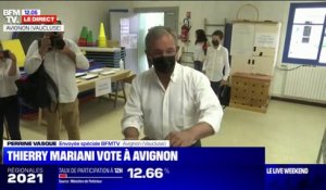 Second tour des régionales: Thierry Mariani vote dans une école d'Avignon