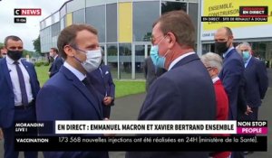 Regardez Emmanuel Macron qui félicite ce midi Xavier Bertrand devant l'usine Renault de Douai