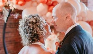 Un homme atteint de la maladie d'Alzheimer retombe amoureux de sa femme et l'épouse pour la deuxième fois