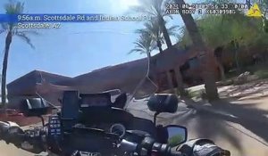 Un conducteur recule sur un motard de la police pour échapper à un contrôle (États-Unis)