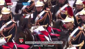 14 juillet : Sous le regard inquiet d'Emmanuel et Brigitte Macron deux cavaliers et leurs chevaux de la Garde Nationale chutent devant la tribune Présidentielle