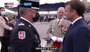 14 Juillet - Tombé pour la France :  Ce moment bouleversant où Emmanuel Macron va à la rencontre d'un famille endeuillé qui a assisté au défilé les larmes aux yeux