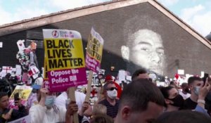 Depuis lundi, des centaines de personnes affichent leur soutien au joueur de football Marcus Rashford, victime de racisme
