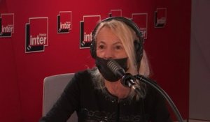 Laure Adler : "Dans sa dernière exposition, il a installé quatre grands écrans d'images du bonheur. Et puis, il a zébré ces images d'accidents, pour nous montrer que la réalité était toujours perforée, que le réel, on finissait toujours par s'y cogner."