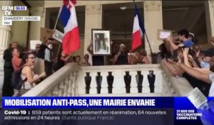 Des manifestants opposés au pass sanitaire s'introduisent dans la mairie de Chambéry et décrochent le portrait d'Emmanuel Macron