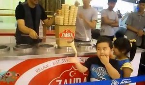 Ce vendeur de glace est vraiment cruel avec cet enfant