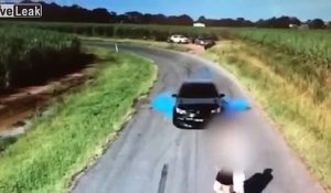 Il enflamme sa voiture en faisant un gros burnout et la détruit