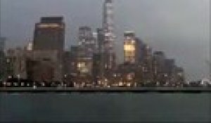 La foudre frappe le One World Trade Center alors que les sirènes annoncent l'ouragan Henri