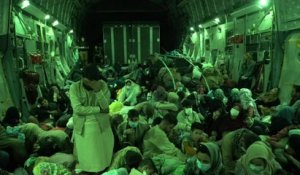 REPORTAGE BFMTV - Les conditions de vol des réfugiés afghans, entassés dans l'avion qui les évacue de Kaboul