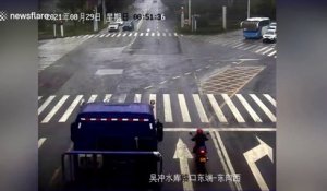 Un motard sauvé par son casque au moment du passage d'un camion