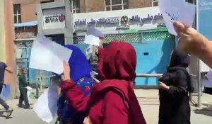 Fières et sans peur, des femmes afghanes marchent dans Kaboul pour le respect de leurs droits