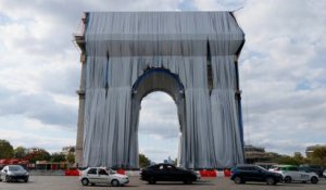 L'arc de triomphe empaqueté par l'artiste Christo