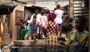 Nigeria : les enfants d'un bidonville géant découvrent comment jouer aux échecs