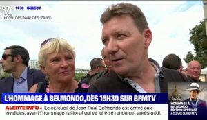 Le public se rassemble devant les Invalides pour rendre hommage à Jean-Paul Belmondo