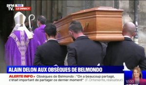 Le cercueil de Jean-Paul Belmondo entre dans l'église Saint-Germain-des-Prés à Paris