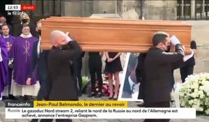 Regardez la sortie, sous les applaudissements, du cercueil de l'acteur Jean-Paul Belmondo de l'église Saint-Germain-des-Prés à Paris - VIDEO
