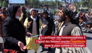 Rassemblement d'Afghanes voilées dans une université de Kaboul en soutien aux talibans