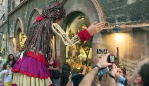 Amal, la marionnette géante symbole des enfants migrants, a fait escale à Assise