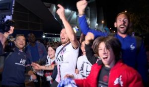 Les supporters en liesse après avoir vu le premier but de Messi au PSG