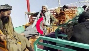 Armes à la main, des talibans découvrent la fête foraine