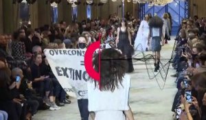 Des militants pour le climat s'invitent au défilé Louis Vuitton à Paris
