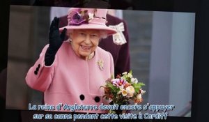 Reine Elizabeth II - élégante en rose malgré la canne à la main