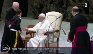 Vatican : une rencontre inattendue entre un enfant handicapé et le Pape François