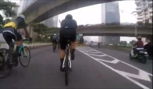 Incroyable : ce cycliste se fait voler son téléphone en pleine route !