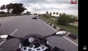 Un motard frôle le désastre !