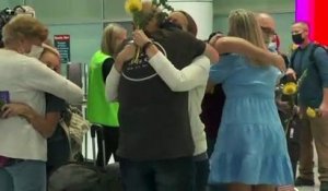 Emotion dans les aéroports australiens après la réouverture des frontières