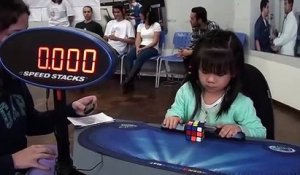 Cette fillette de 3 ans résout un Rubik's Cube à une vitesse folle