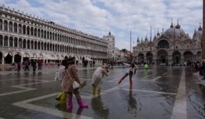 La place Saint-Marc de Venise sous les eaux en raison d'une nouvelle "acqua alta"