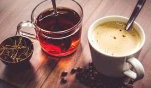 Une nouvelle étude suggère que le café ou le thé du matin peut réduire le risque d'AVC