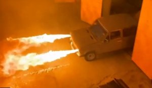 Ce mécanicien russe invente une voiture lance-flammes à partir d'une Lada