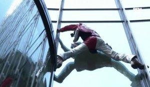 Le "spiderman français" Alain Robert escalade une tour de 150 mètres à Francfort