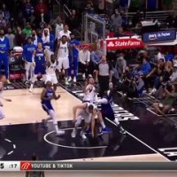 Deux actions de suite, Reggie Jackson coince le ballon sur le cercle !