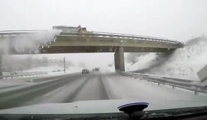 La neige tombe d'un pont et brise la glace de sa voiture !