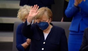 Angela Merkel ovationnée au Bundestag avant de transmettre le pouvoir à Olaf Scholz
