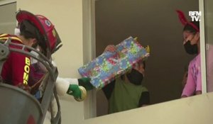 Depuis un camion de pompiers, le Père Noël distribue des cadeaux à des enfants malades du Covid-19 au Pérou