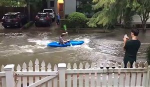 Inondations : il fait du kayak juste devant chez lui