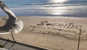 Il dessine sa demande en mariage dans le sable de la grande plage des Sables-d'Olonne