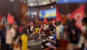 Guadeloupe : des manifestants pénètrent de force dans l’hémicycle du Conseil régional