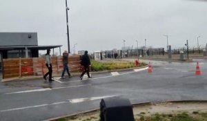 Calais : Des dizaines de migrants attaquent des CRS à coups de pierres dans des affrontements "d'une violence inouïe" - 15 policiers hospitalisés avec des plaies, des contusions et une jambe cassée